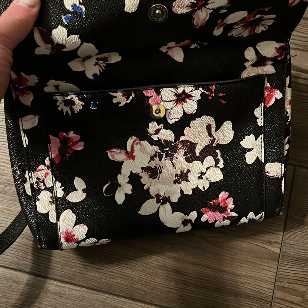 Liz Claiborne Small Crossbody Purse - Picture 4 of 11
